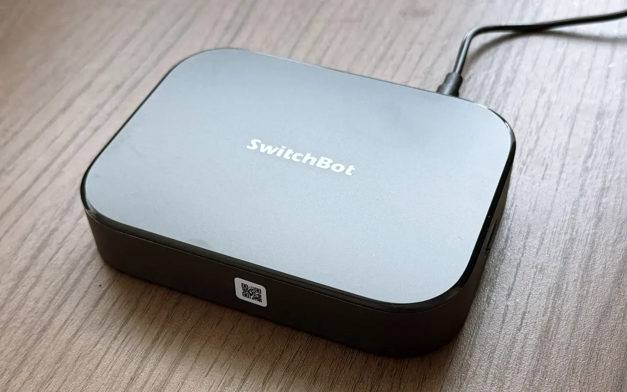 デスク上で稼働しているSwitchBot AIハブ