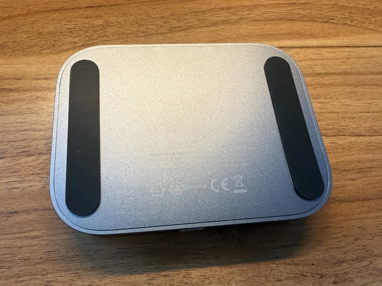 SwitchBot AIハブの外観(底部アングル)