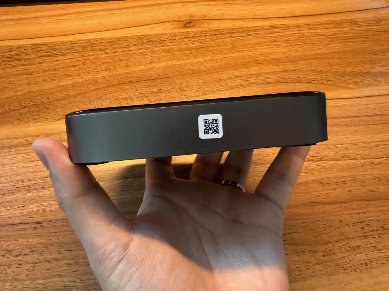 SwitchBot AIハブを手で掴んでいる様子(側面アングル)