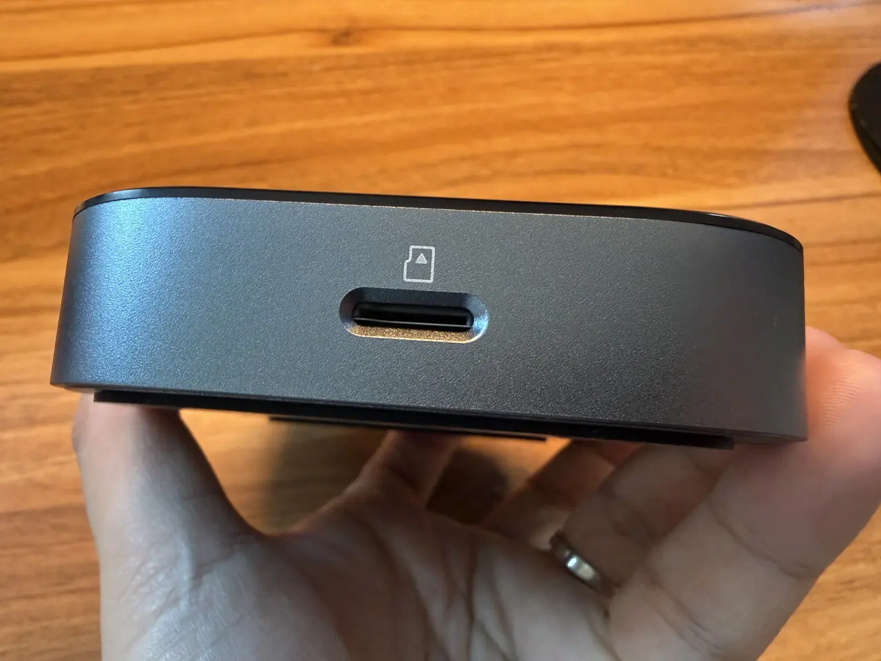 SwitchBot AIハブのカードスロット