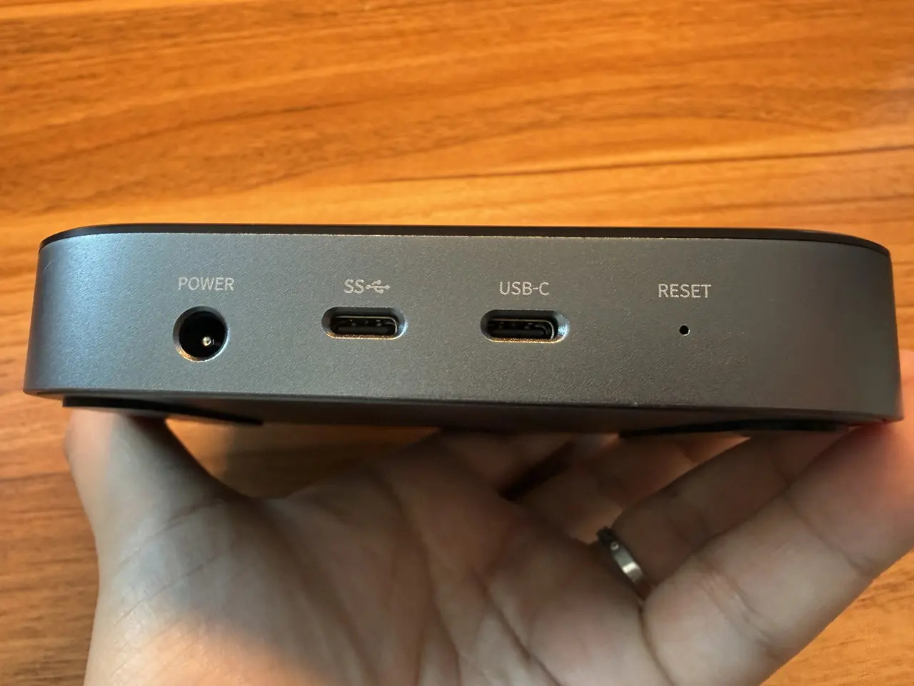 SwitchBot AIハブの左側面インターフェース