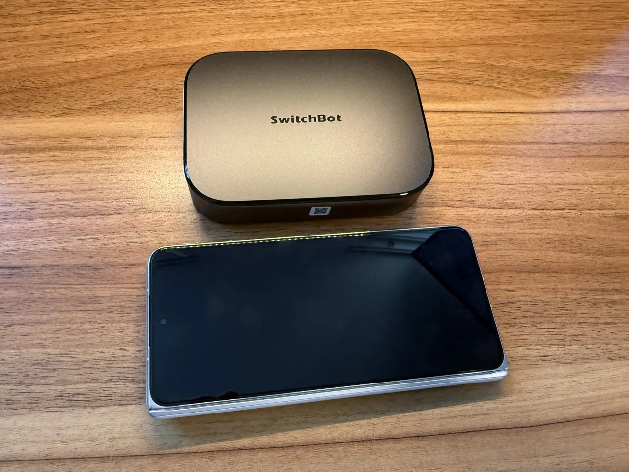 SwitchBot AIハブとスマホを並べている様子