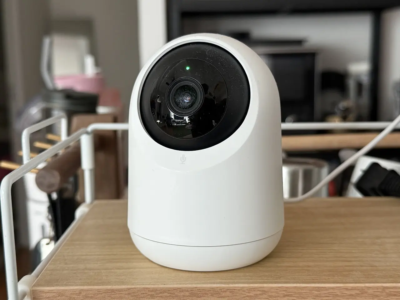 棚上に設置されたSwitchBot 見守りカメラ Plus 5MP