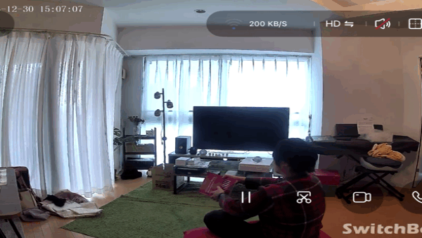 男性が本を読み始める様子