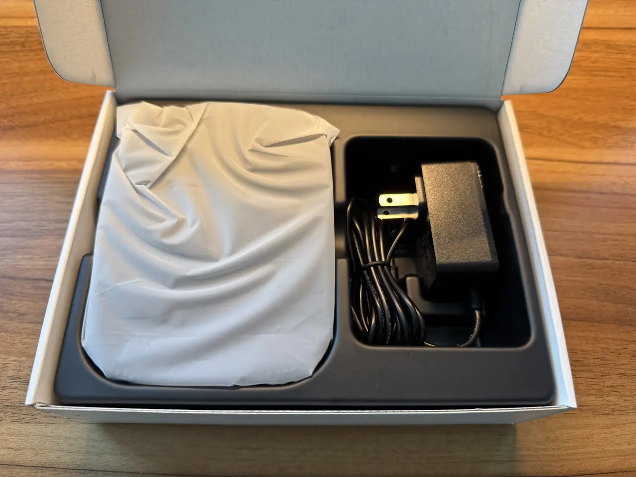 SwitchBot AIハブの箱を開けた状態