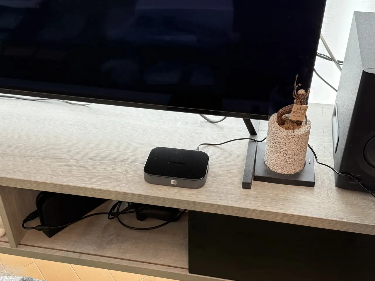 テレビ台の上に置かれたSwitchBot AIハブ