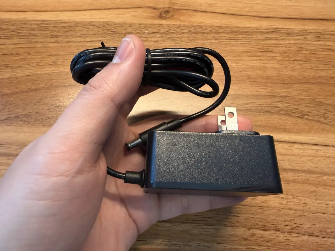 SwitchBot AIハブの電源アダプタ