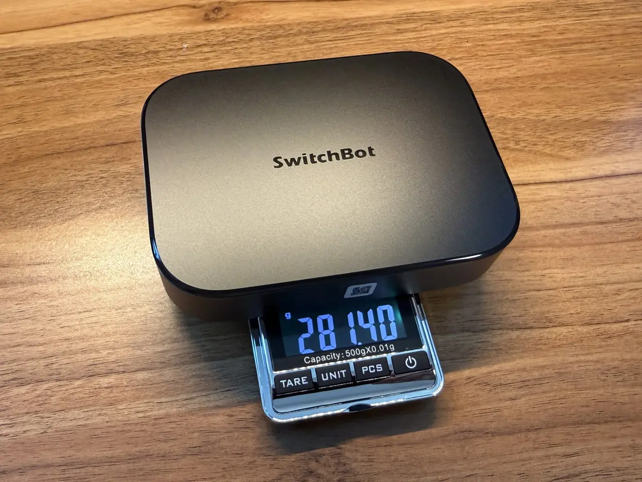 SwitchBot AIハブを計量している様子