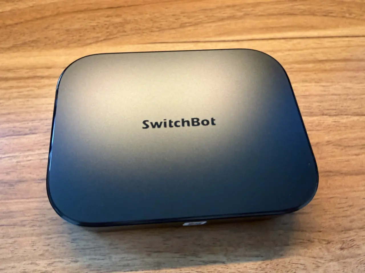 SwitchBot AIハブの外観(上部アングル)