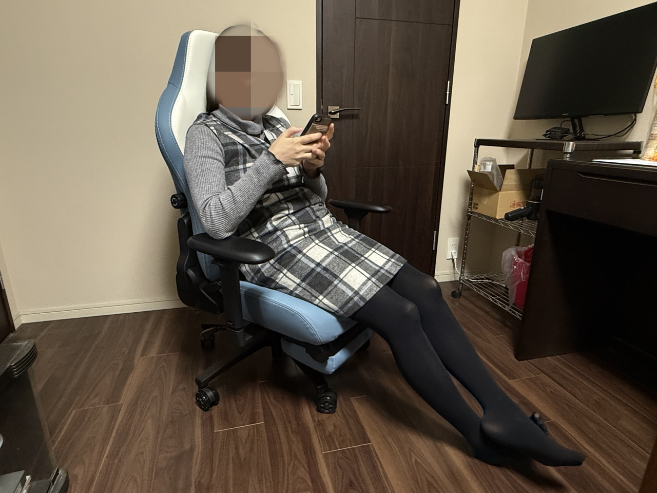 女性がBoulies Master Neoに座ってくつろいでいる様子