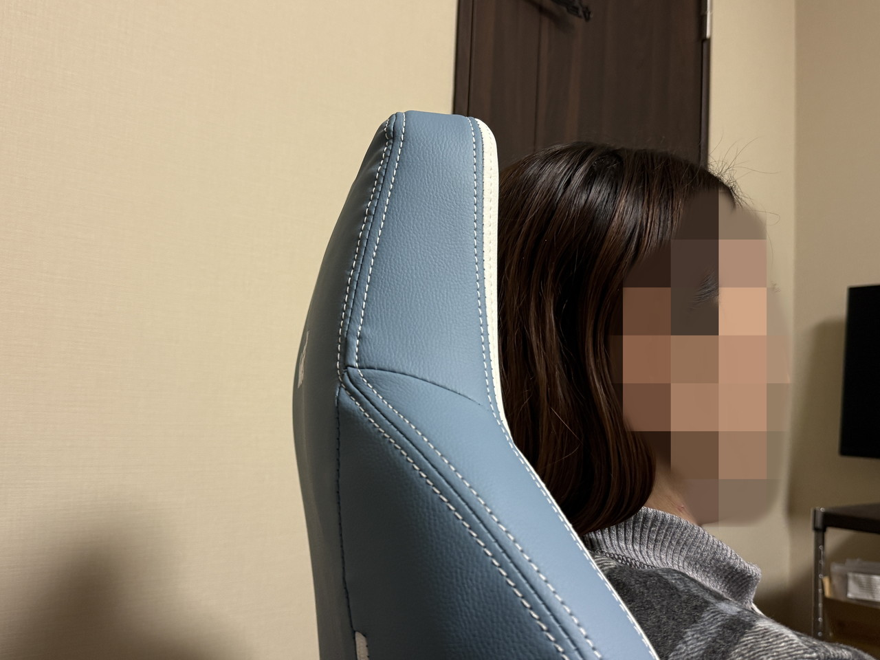身長160cmの女性スタッフが、深く腰掛けた状態での頭の位置