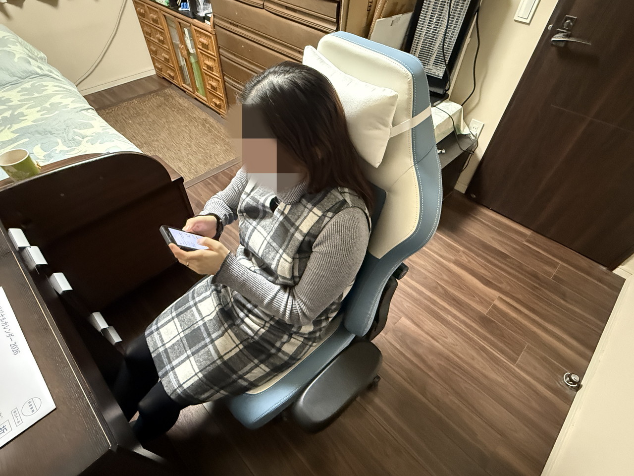 女性がBoulies Master Neoに座っている(正面アングル)