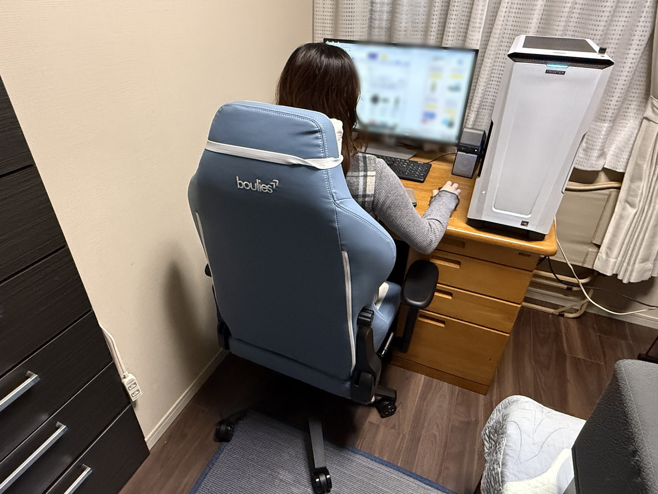 Boulies Master Neoに座って作業している女性(背面アングル)