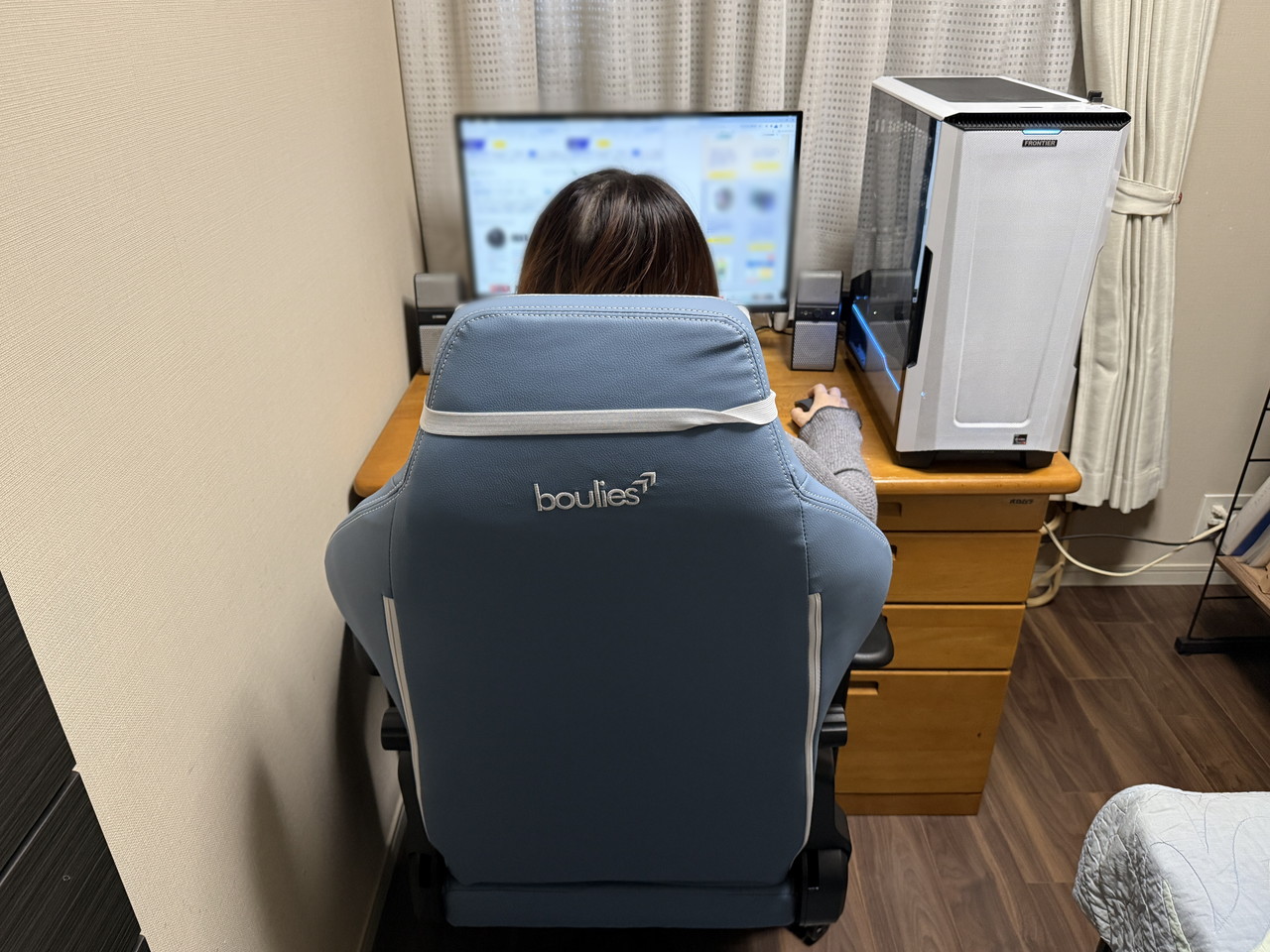 Boulies Master Neoに座って作業している女性
