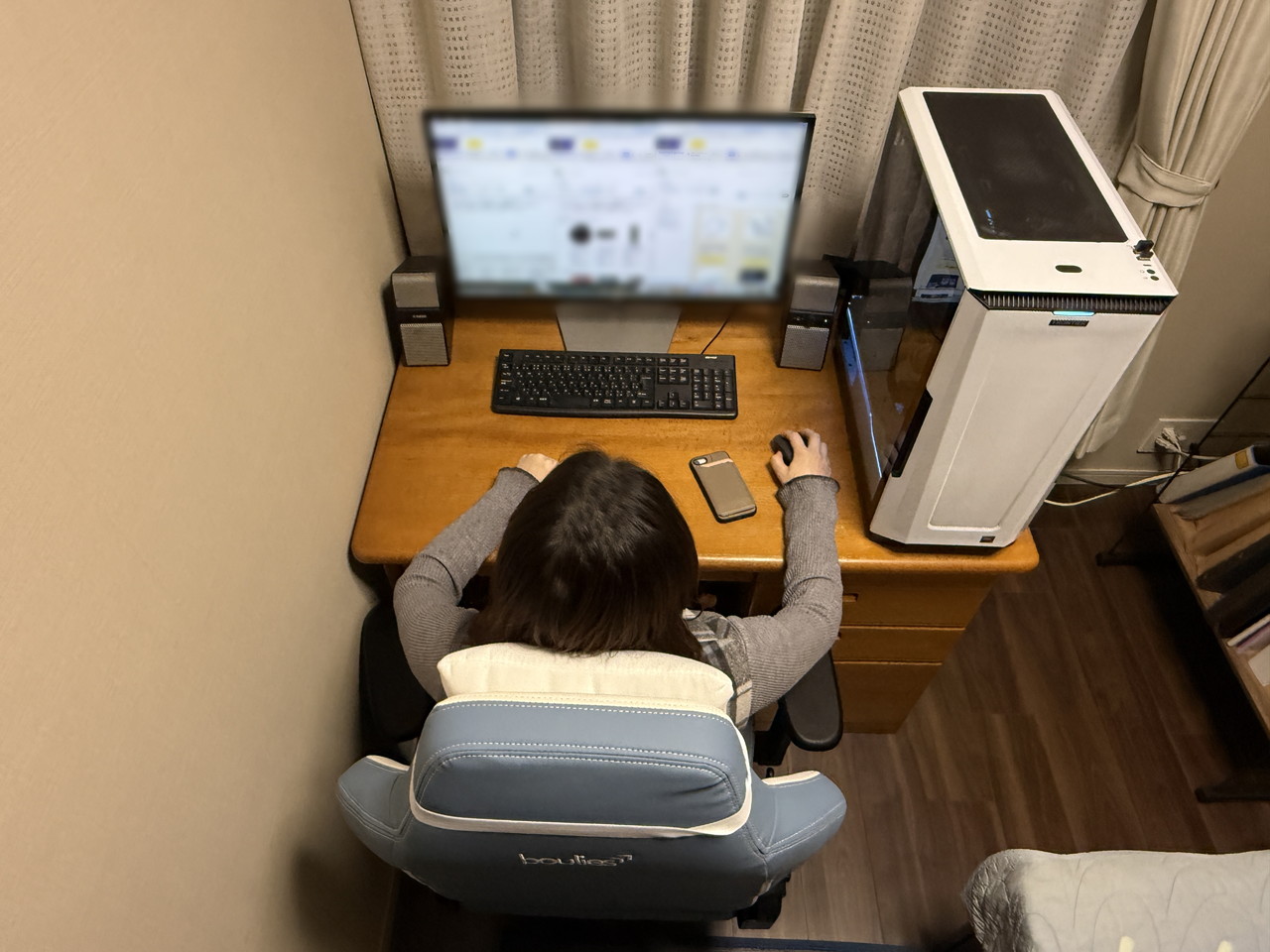 Boulies Master Neoに座って作業している女性(真上アングル)