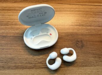 ケースからイヤホンが取り出された状態のACEFAST ACECLIP Pro