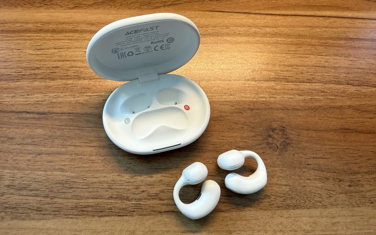 ケースからイヤホンが取り出された状態のACEFAST ACECLIP Pro