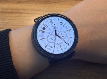 左手首に装着されたAmazfit Active Max