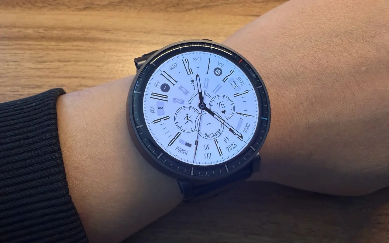 左手首に装着されたAmazfit Active Max