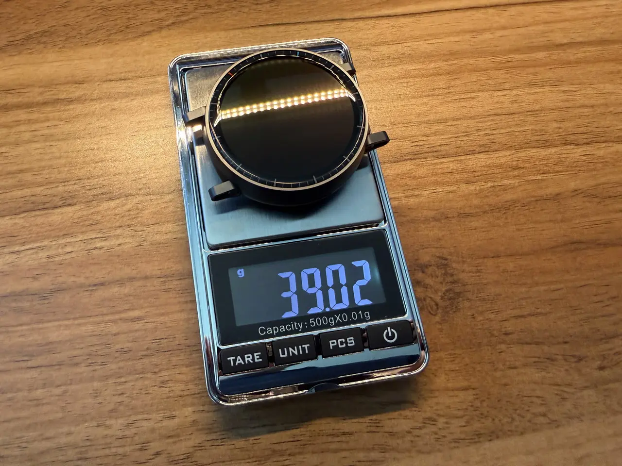 Amazfit Active Maxの本体部分を計量している様子