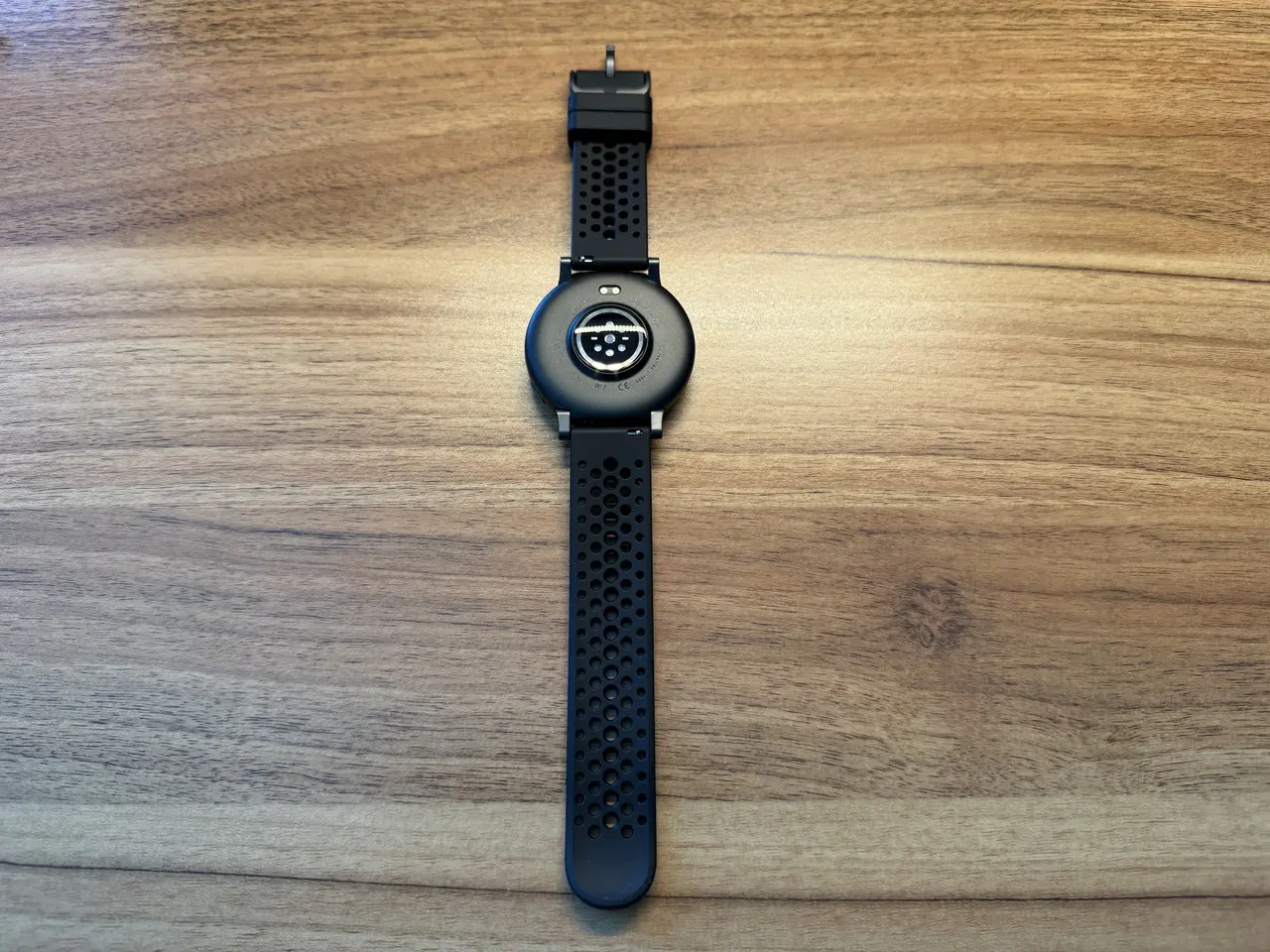 Amazfit Active Maxにバンドを装着した状態(裏面)