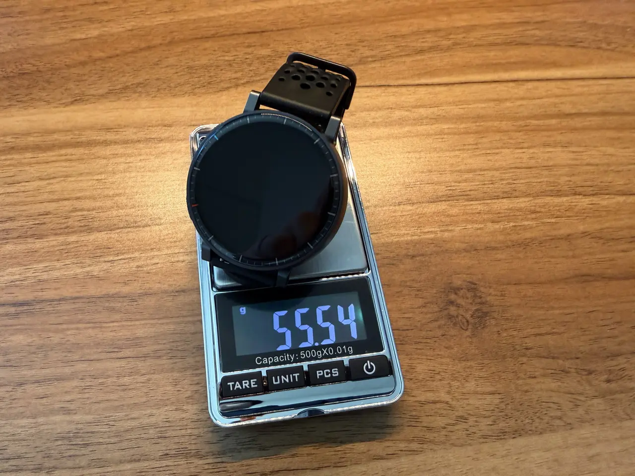 Amazfit Active Maxにバンドを装着した状態で計量している様子