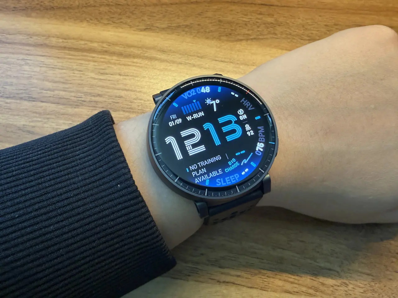 Amazfit Active Maxを左手首に装着している様子(真上アングル)