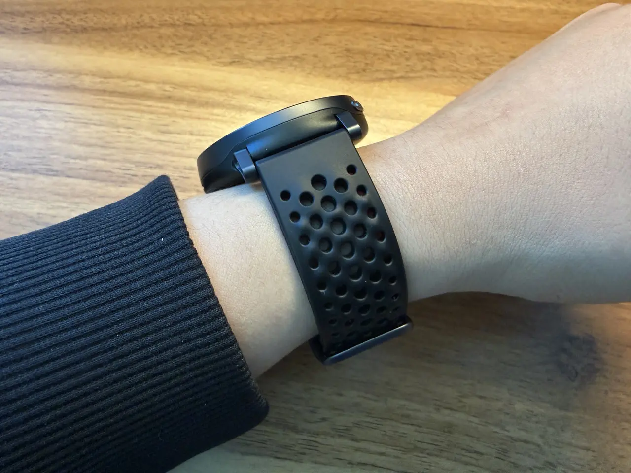 Amazfit Active Maxを左手首に装着している様子(側面アングル)