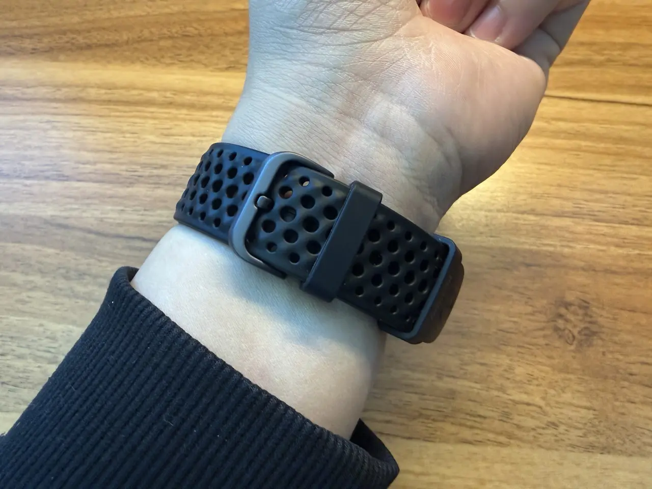 Amazfit Active Maxを左手首に装着している様子(裏面アングル)