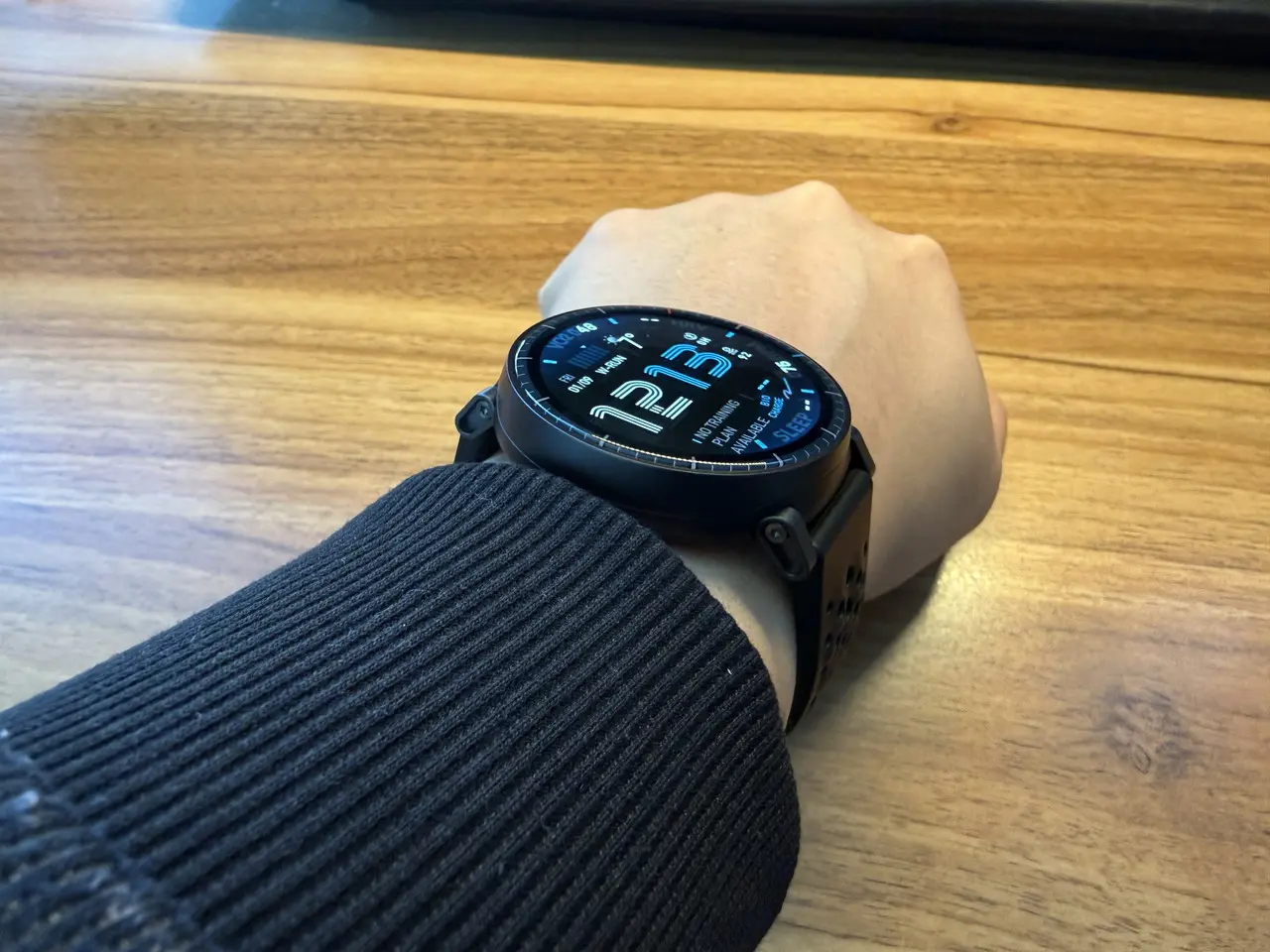 Amazfit Active Maxを左手首に装着している様子(手前側アングル)