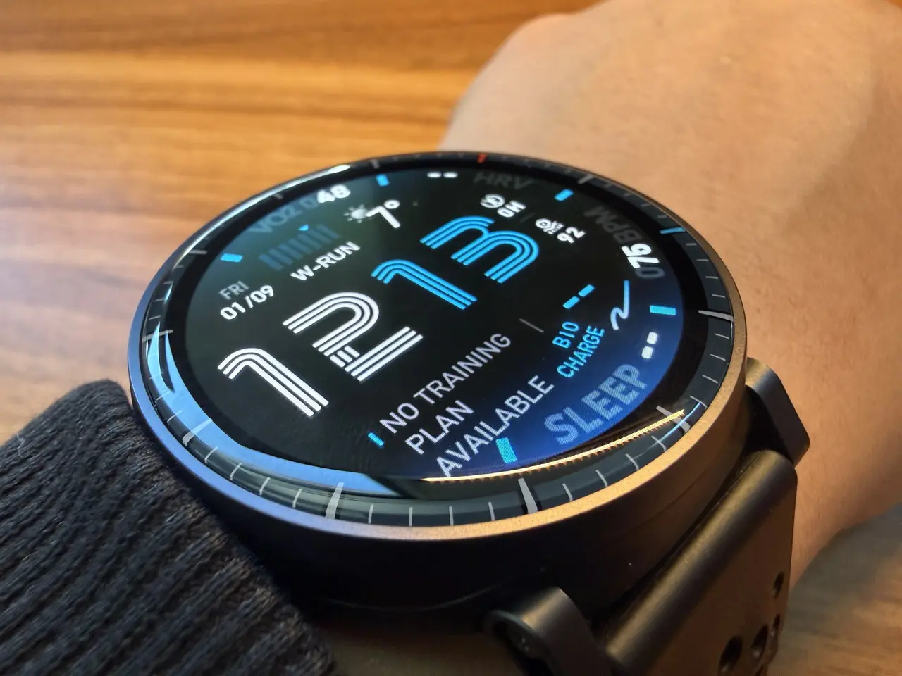 Amazfit Active Maxを左手首に装着している様子(スクリーンアップ)