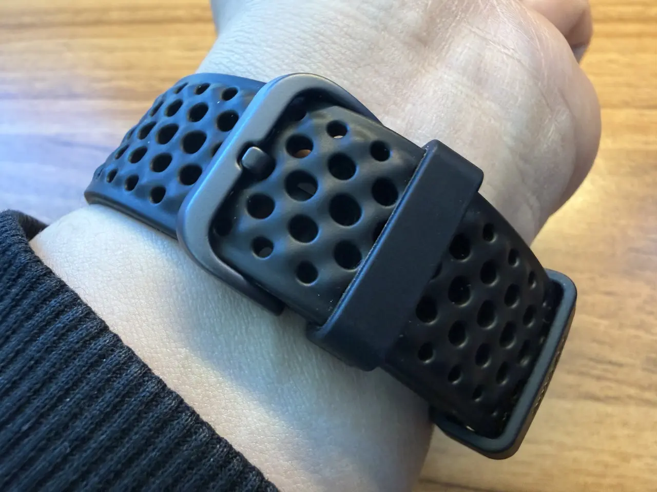 Amazfit Active Maxを左手首に装着している様子(バンドアップ)