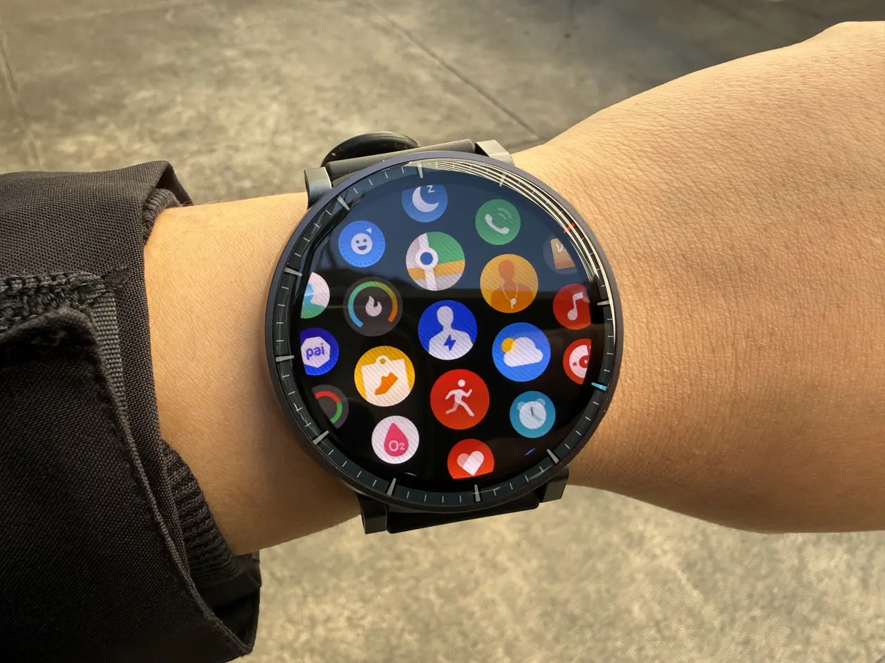 屋外でAmazfit Active Maxの画面を見ている様子