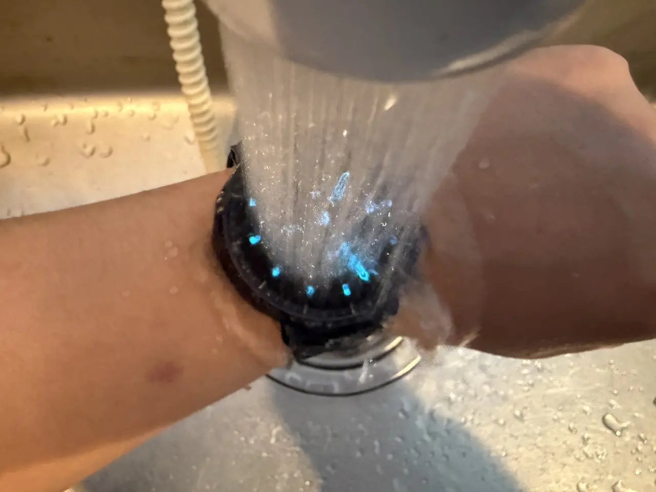 Amazfit Active Maxの本体部分にシャワーを当てている様子