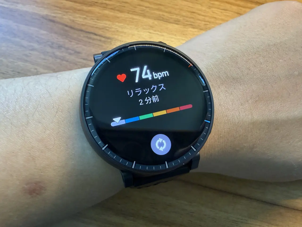 Amazfit Active Maxで心拍数を測定している様子