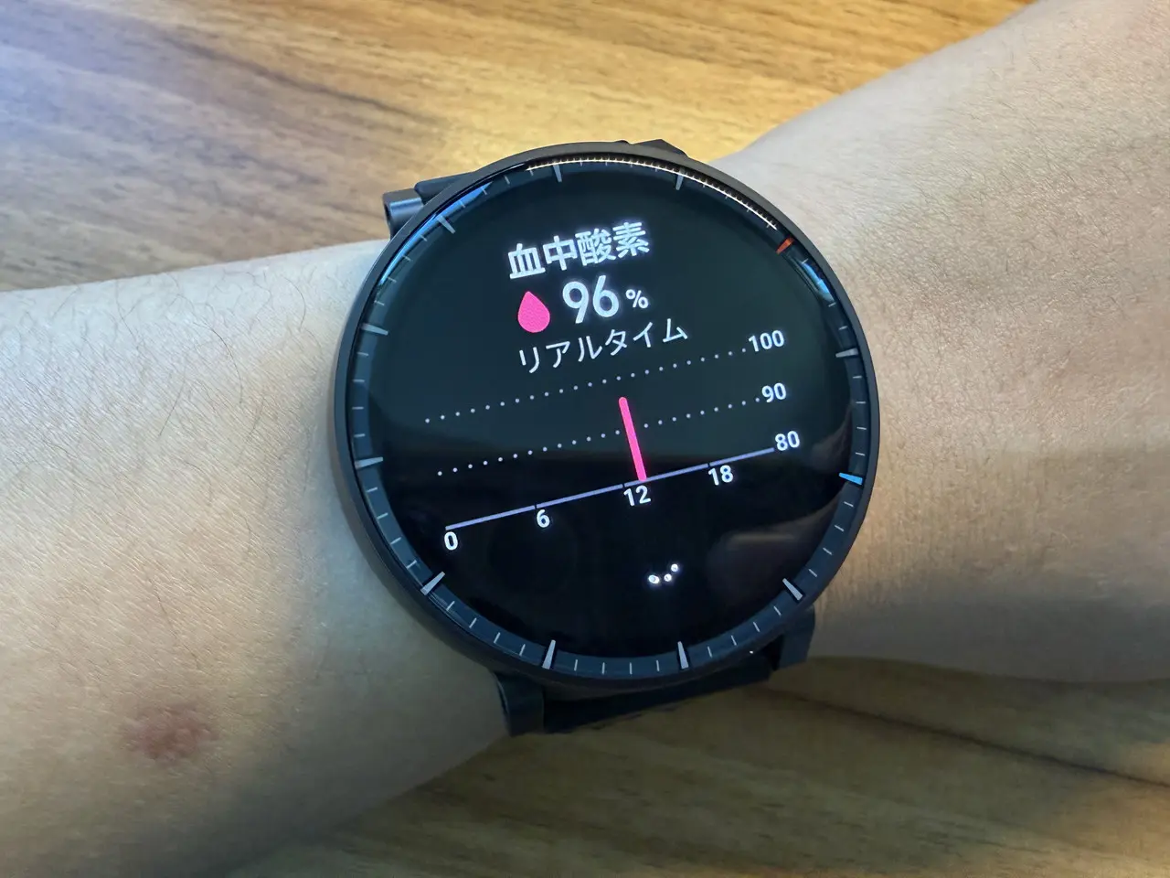 Amazfit Active Maxで血中酸素濃度を測定している様子