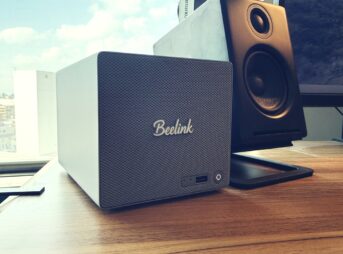 デスク上で稼働しているBeelink ME Pro