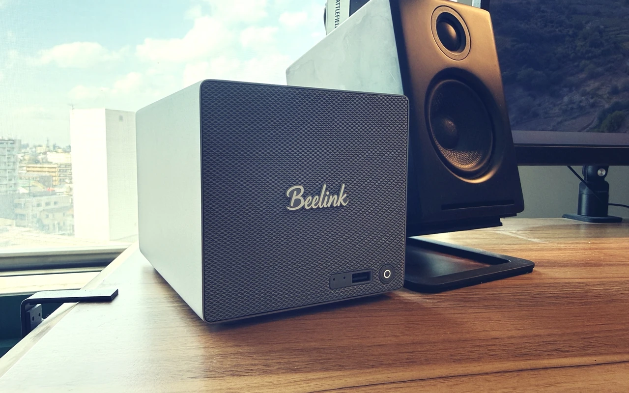 デスク上で稼働しているBeelink ME Pro