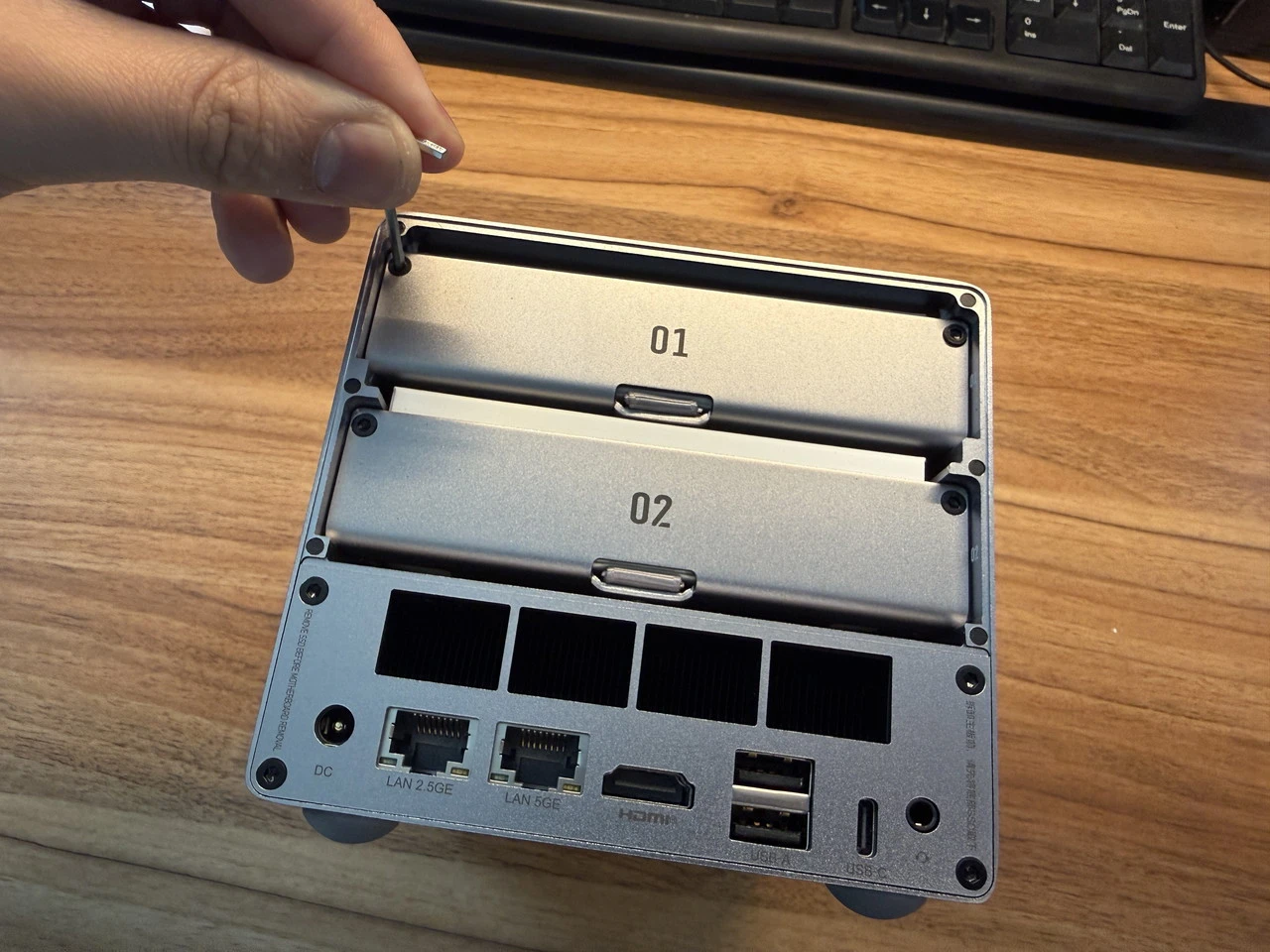 トレイのネジを外している様子