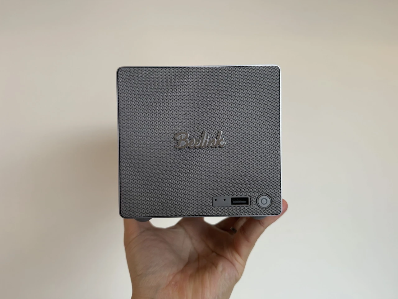 Beelink ME Proを手で持ち上げている様子(正面アングル)