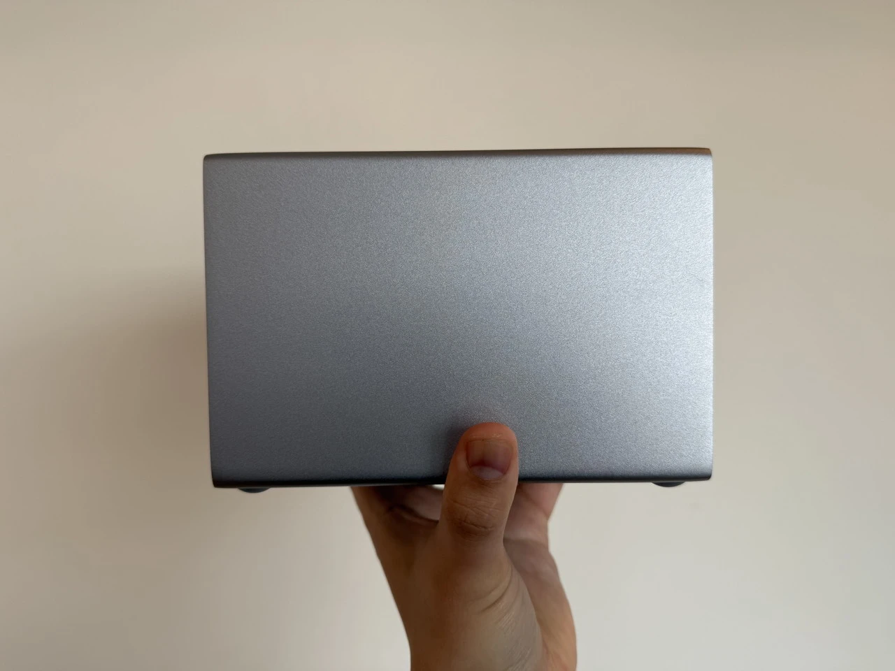 Beelink ME Proを手に持っている様子(側面アングル)