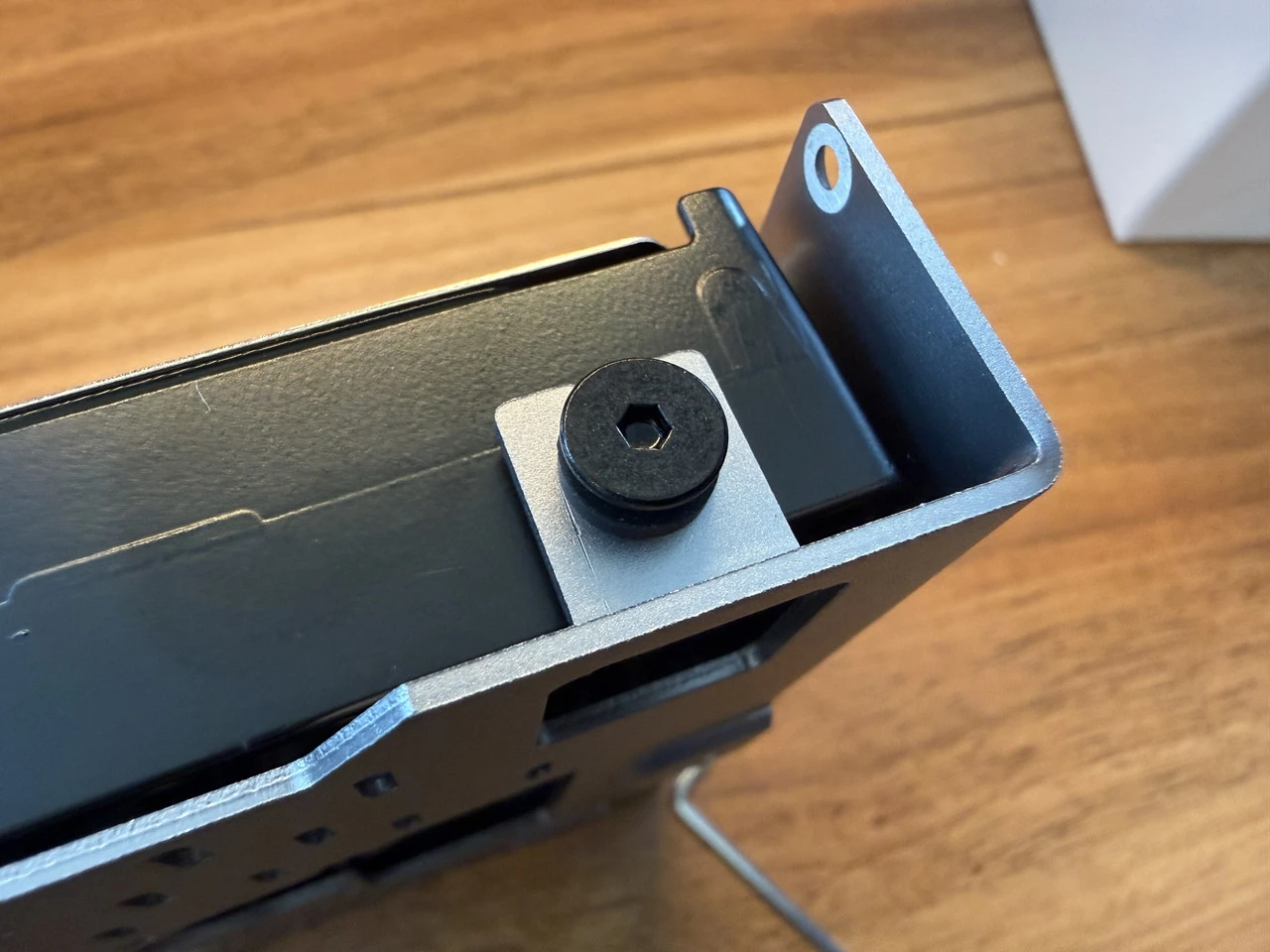 HDDをネジでトレイに固定した状態