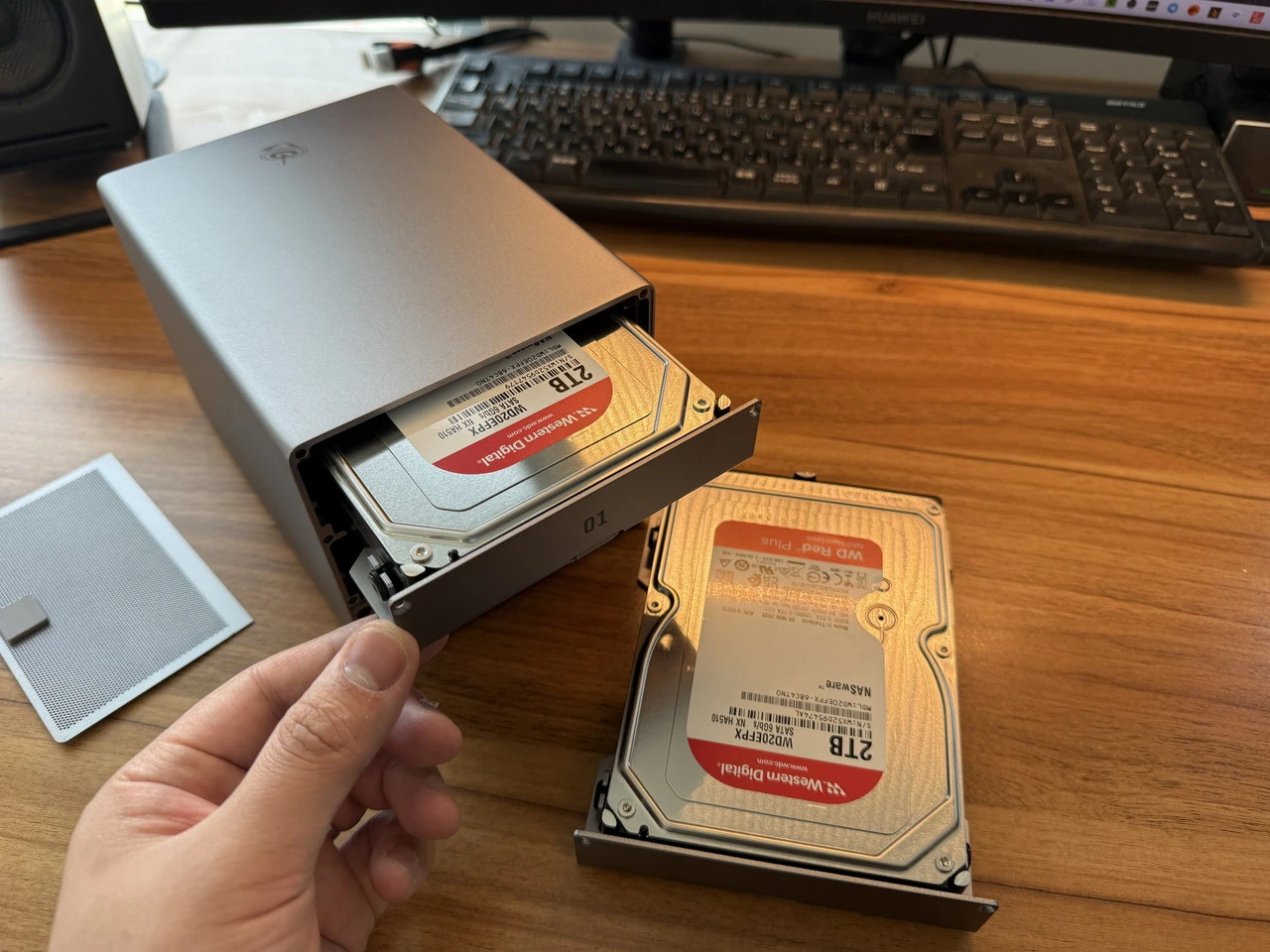 HDDをベイに挿入している様子