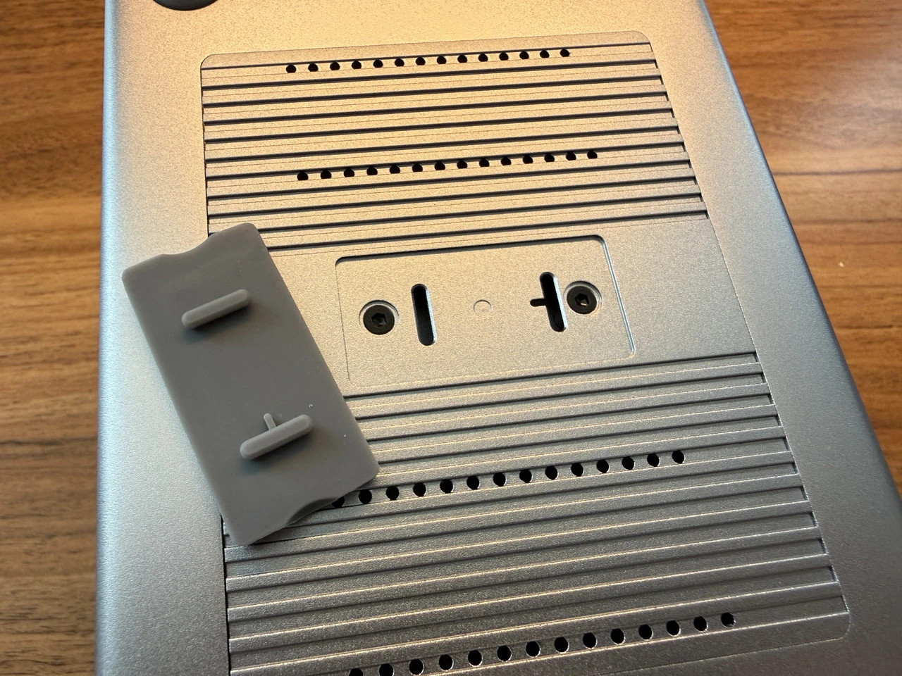 Beelink ME Pro底部のゴムを外した状態