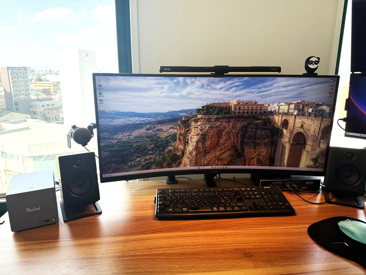 Beelink ME Proをモニターに接続した状態
