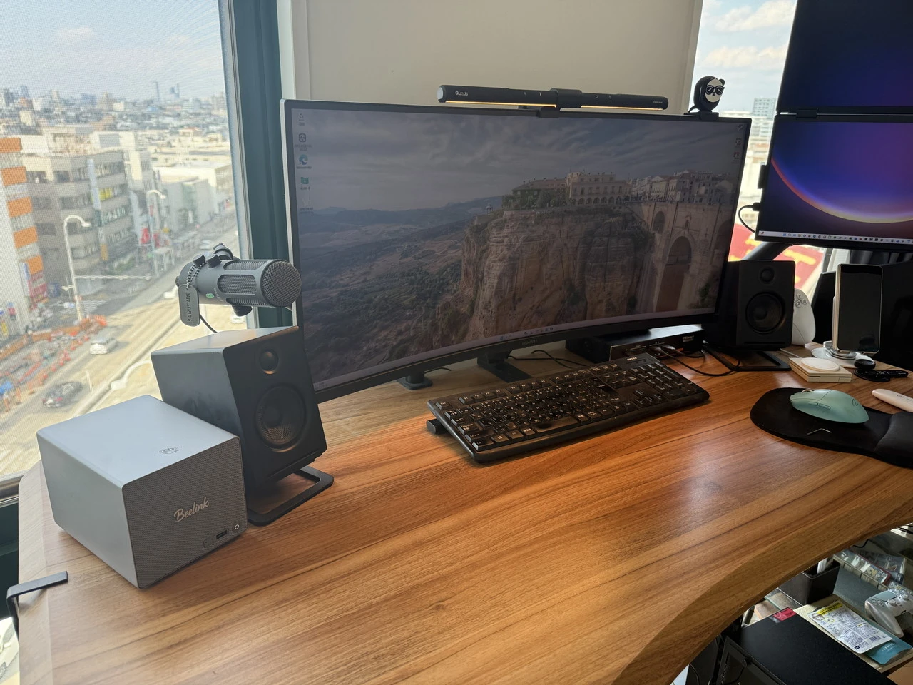 デスク上に設置されたBeelink ME Pro