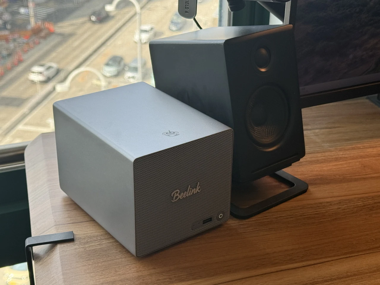 デスク上に設置されたBeelink ME Pro(ズーム)
