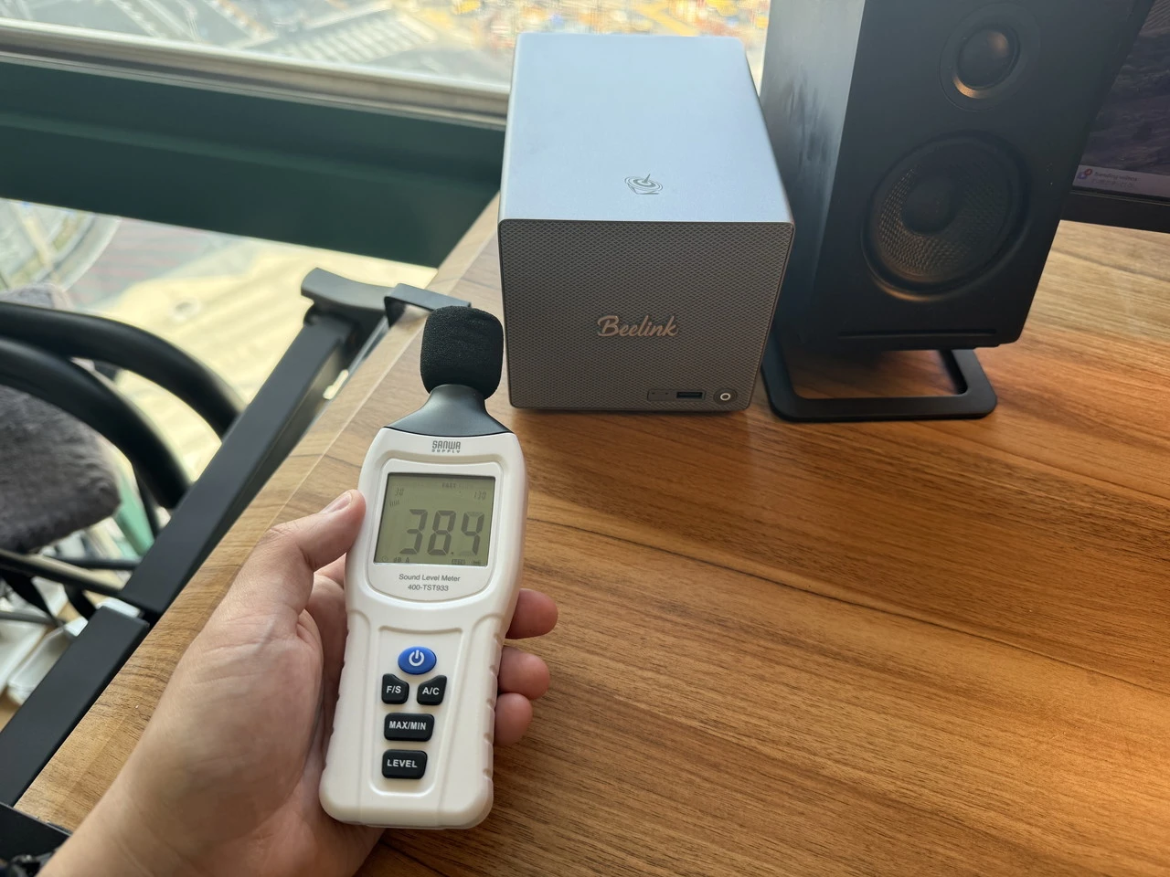 騒音計で測定している様子