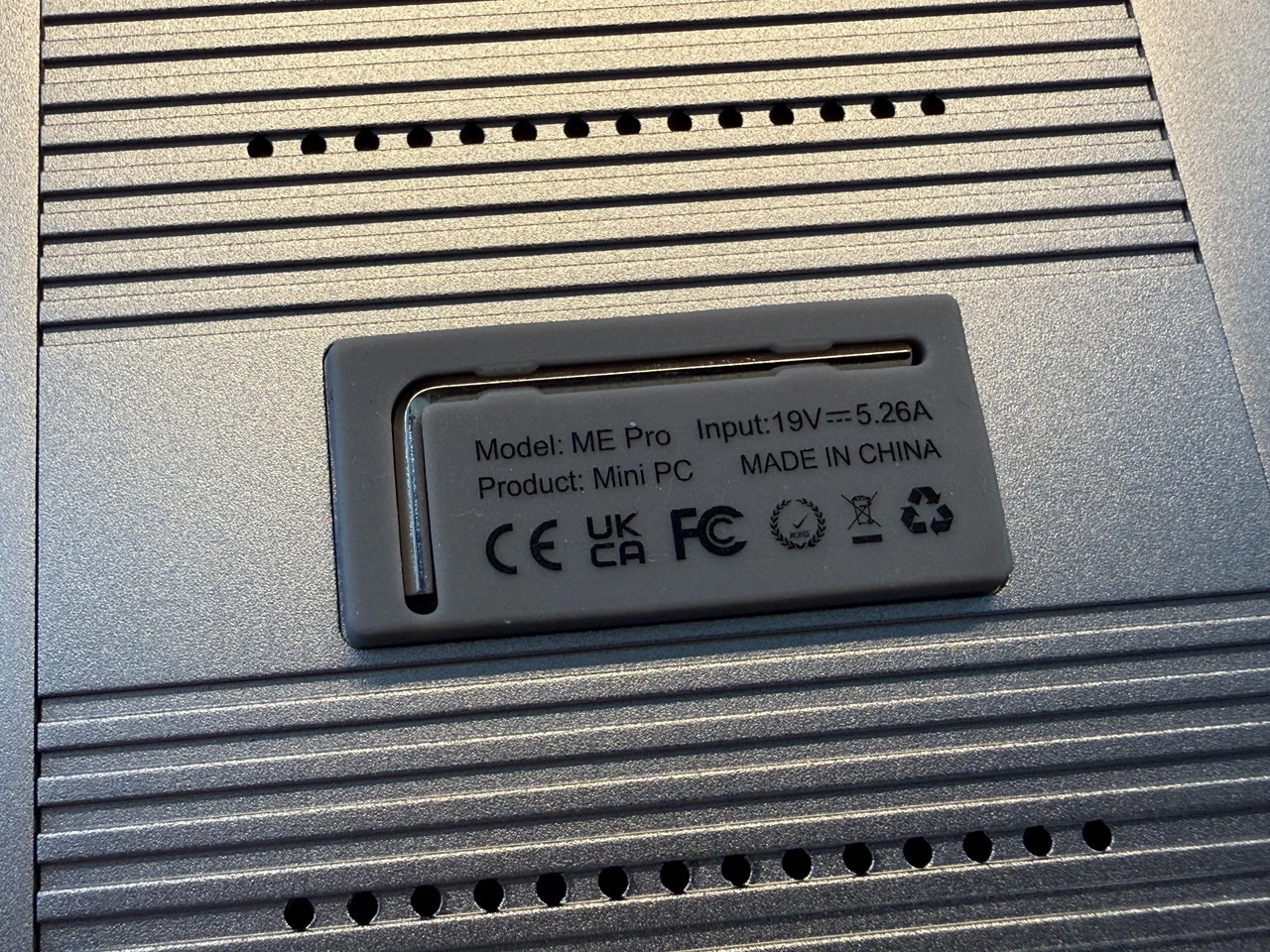 Beelink ME Proの底部に収められている棒レンチ