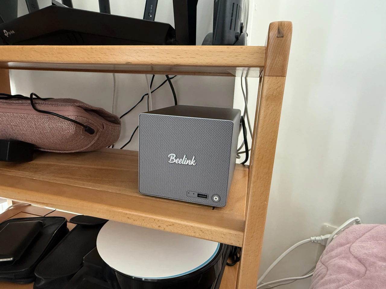 棚に設置された状態のBeelink ME Pro